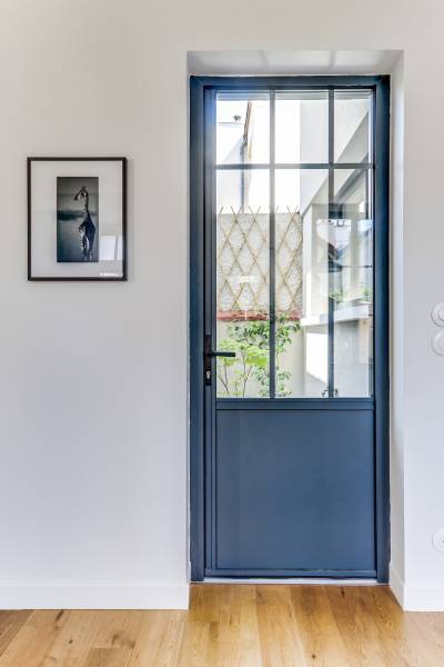 porte d'entrée en aluminium bleu sur mesure à Asniéres sur Seine