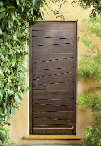 L'Ouverture Française réalise une pose de porte d’entrée haut de gamme en bois.
