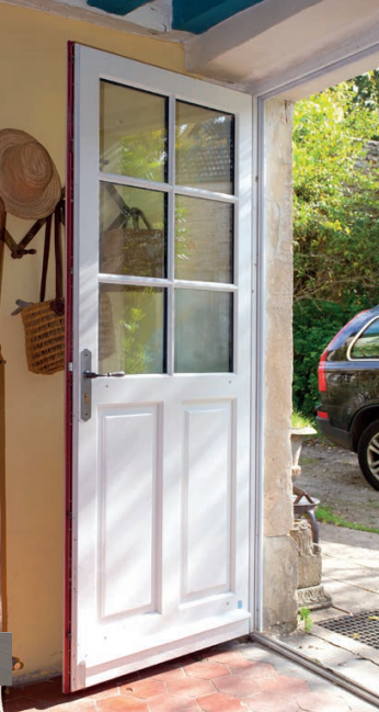 Mise en place de porte d’entrée en bois Atulam dans un villa à Ramatuelle près de Ceyreste par L'Ouverture Française.