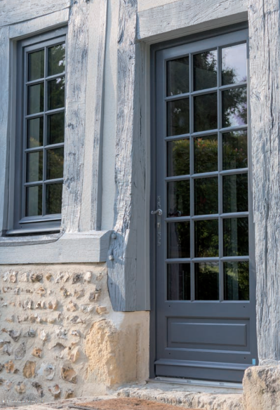 Installation de porte d'entrée vitrée en bois Atulam à Antibes près de Saint-Tropez par L'Ouverture Française.