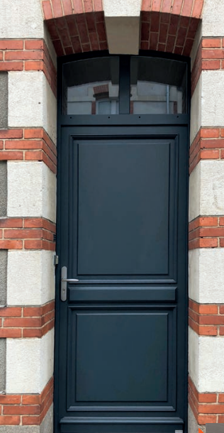 La porte d'entrée de la marque Atulam est fabriqué à la main en bois.
