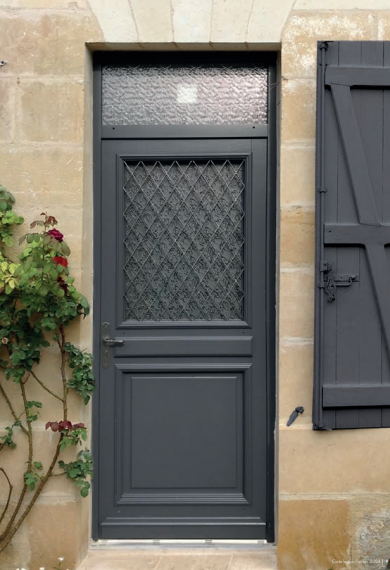 Nos portes en bois avec grilles sont finies avec soin, garantissant un produit luxueux et résistant.