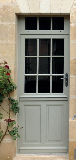 Des portes d'entrée solides, qui sont construites à la main avec des finitions luxueuses.