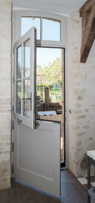 Remplacement de portes d’entrée fermières en bois et vitrée Atulam dans une villa à Roquefort-la-Bédoule près de Les Accates par L'Ouverture Française.