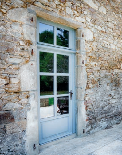 L'Ouverture Française installe de portes d'entrée vitrées en bois.