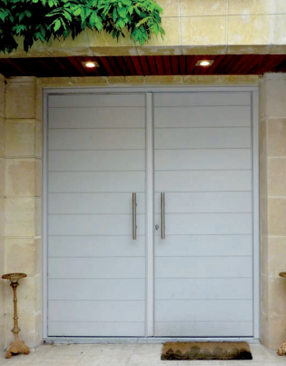 Une pose soignée de portes d’entrée en bois Atulam.