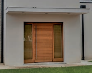 Installation de porte d’entrée en bois Atulam avec latéraux fixes dans une maison à Le Pecq près de Nanterre par L'Ouverture Française.