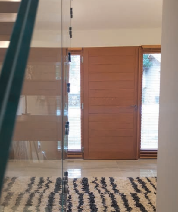 La portes d’entrée en bois par Atulam avec latéral.