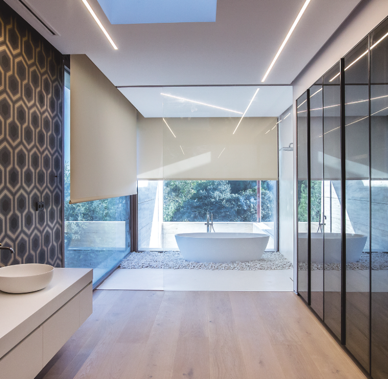 Installation d’enrouler intérieur Bandalux pour une salle de bains dans une maison à Puyricard près d’Aix en Provence par L’Ouverture Française.
