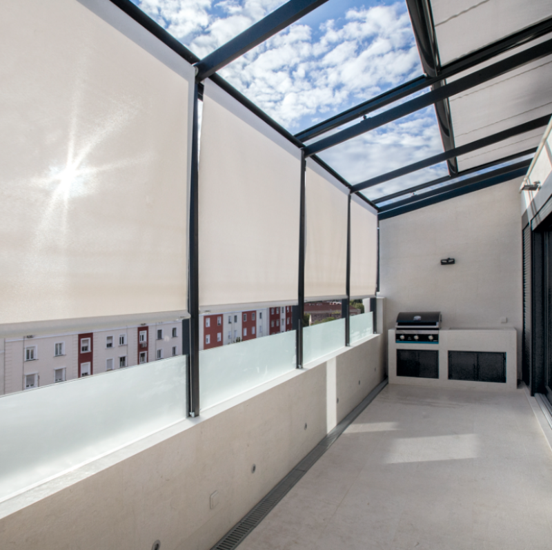 Mise en place d’un enrouler intérieur Bandalux pour un balcon transformé en véranda dans un bâtiment à Le Pecq près de Chaville par L’Ouverture Française.
