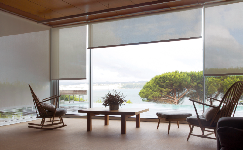 Pose en rénovation d’enrouler intérieur Bandalux avec guidage par coulisses manuel dans une maison à Carqueiranne près de Saint-Marc-Jaumegarde par L’Ouverture Française.