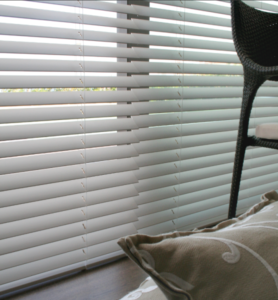 Le store vénitien avec une élégante finition en RAL 9002 Blanc gris, apportant une touche raffinée et contemporaine à la pièce.