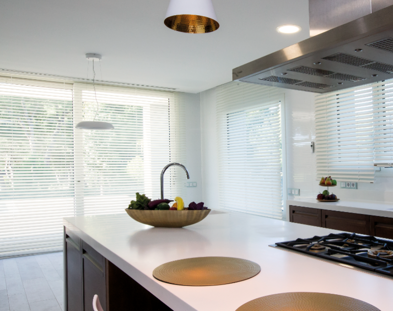 Mise en place de stores vénitiens Bandalux en aluminium blanc par l’Ouverture Francaise.