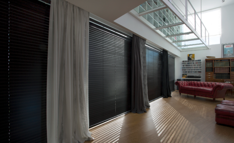 Installation de stores vénitiens Bandalux par l’Ouverture Française.