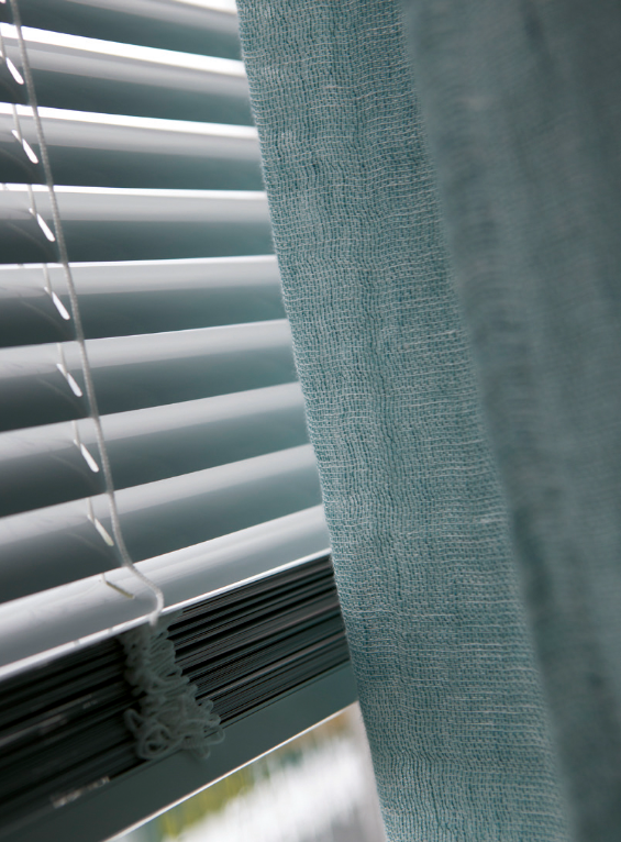 Mise en place de stores vénitiens Bandalux par L'Ouverture Française.