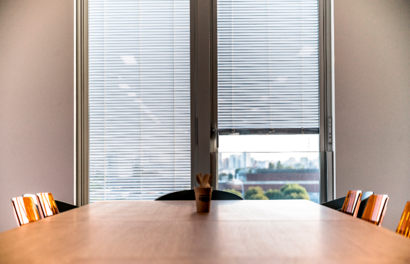 L'Ouverture Française, en partenariat avec Bandalux, propose l'installation de stores vénitiens dans des résidences à Aix-en-Provence.