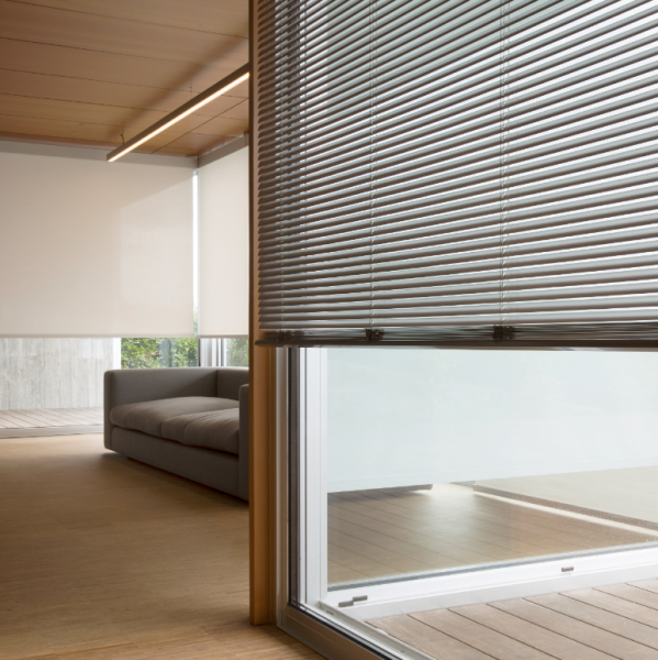 Une pose de brise-soleil orientable vous permettent de réguler la luminosité