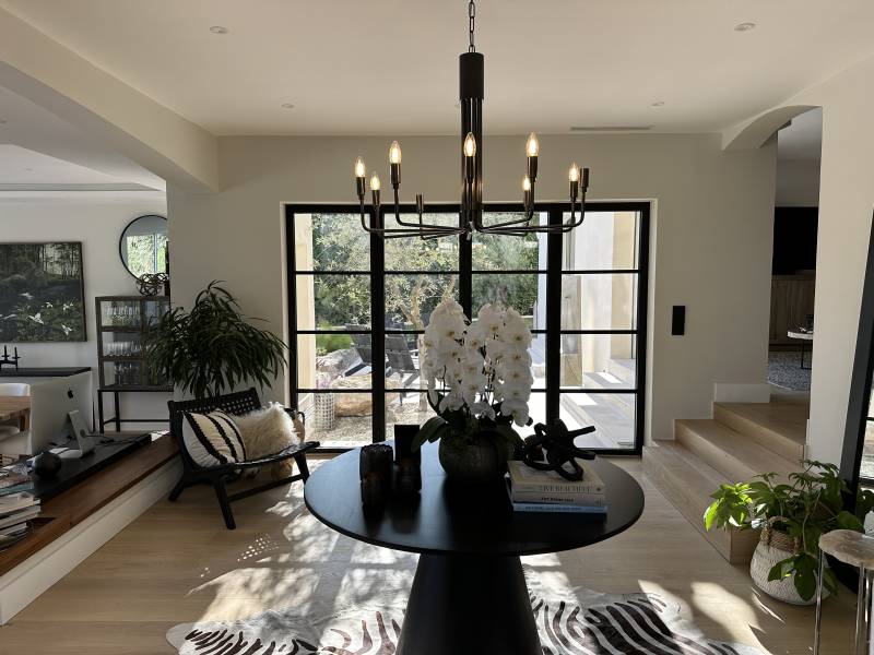 Installation de porte-fenêtre en acier et aluminium de marque Finstral à Antibes par L'ouverture Française.