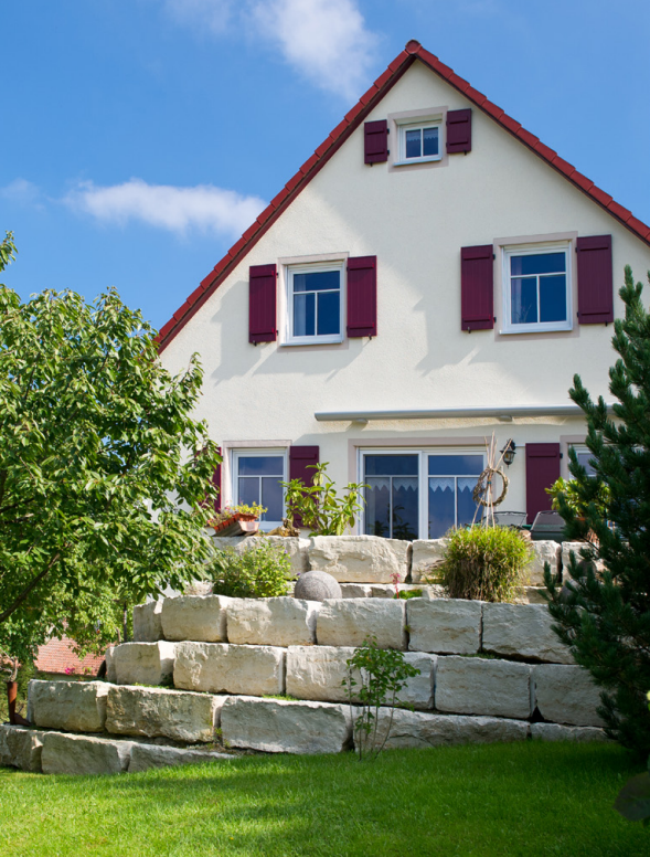 Nos menuisiers ont installé ces volets à lames verticales en une seule journée.