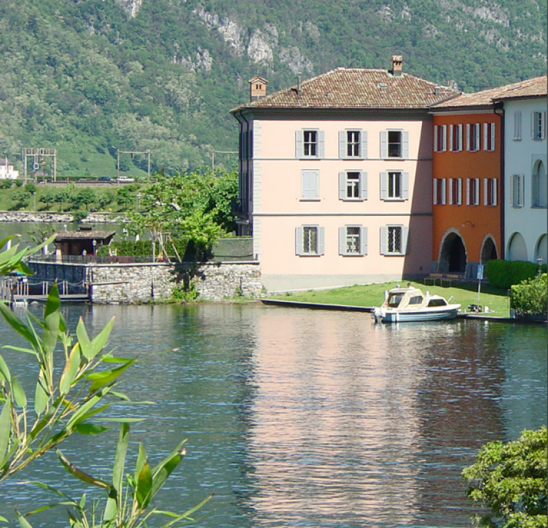 L'Ouverture Française installe de volets battants à lames horizontaux en bois de la marque Griesser. 