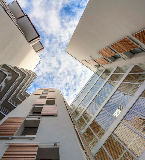 Installation de volets coulissants en bois et acier Griesser par L’ouverture Française.