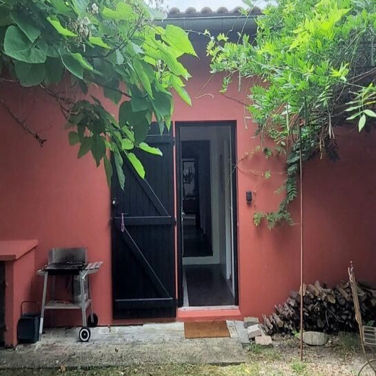 L'Ouverture Française propose l’installation de volets battants en bois Griesser, garantissant un travail précis et de haute qualité.