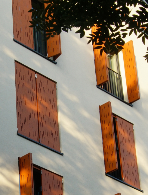 Installation de volets coulissants pliants en bois Griesser par L’ouverture Française.