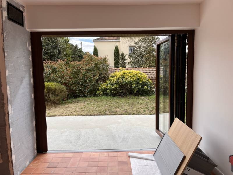 Grande baie vitrée pliable sur mesure proche de Paris!