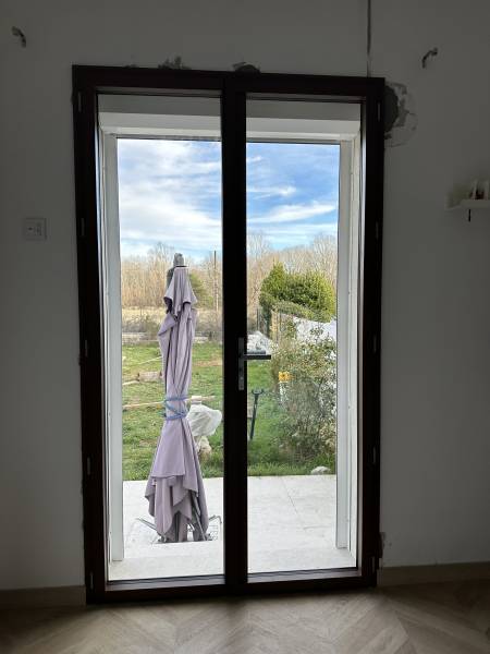 Porte fenêtre marron sur mesure à signes pour améliorer votre isolation thermique