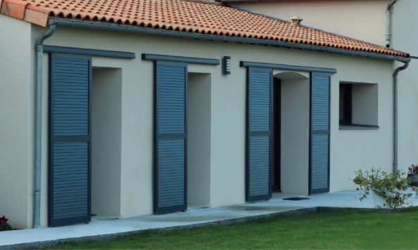 Réhabilitation de volets battants coulissants en aluminium de la marque Leul dans une maison à Levallois Perret près de Vélizy-Villacoublay par L’Ouverture Française.