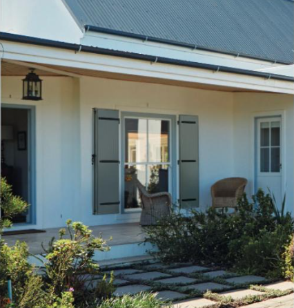 Construction de volets battants en PVC de la marque Leul dans une maison à Meudon près de Ville-d'Avray par L’Ouverture Française.