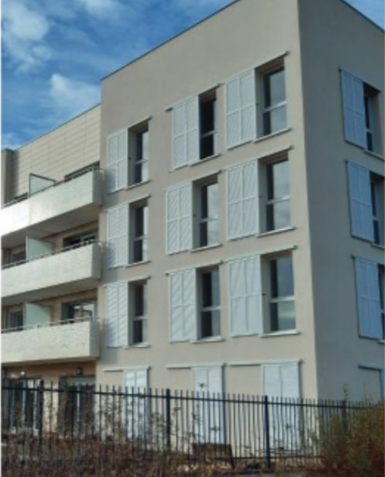 Montage de volets battants coulissants en PVC de la marque Leul dans un bâtiment à Sceaux près de Montigny-le-Bretonneux par L’Ouverture Française.