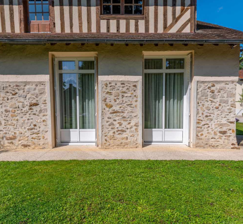 L'Ouverture Française propose plusieurs gammes de produits, les portes-fenêtres et fenêtres en aluminium à doubles vantaux.