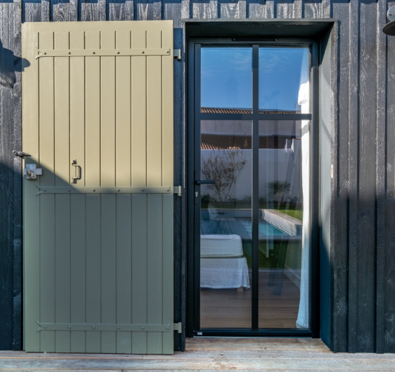 La porte-fenêtre simple vantail en acier et aluminium assure une longévité exceptionnelle.