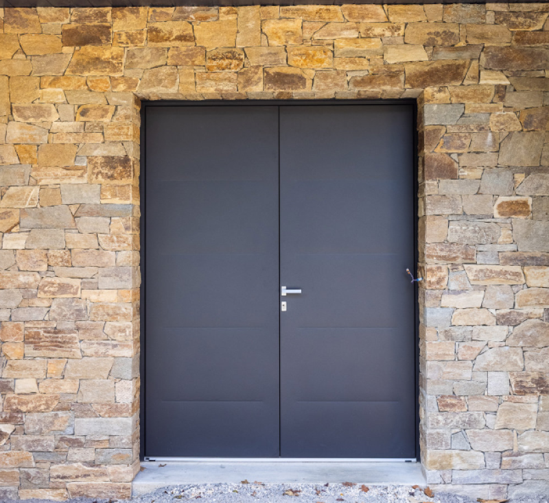 Porte d'entrée en aluminium et acier de Millet par l’Ouverture Française.