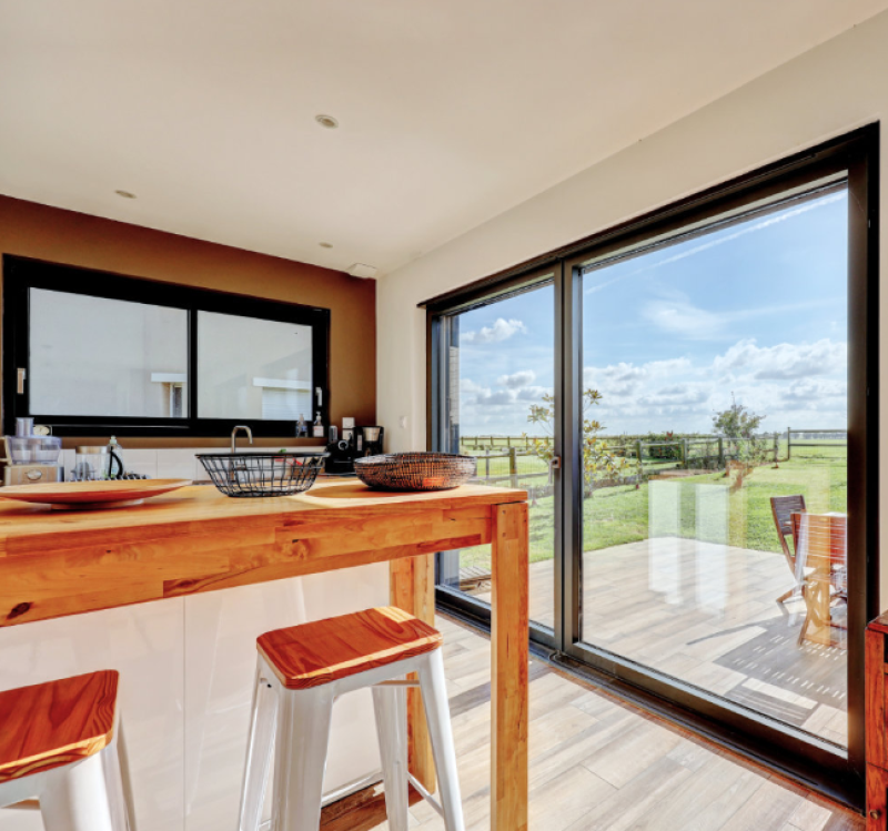 Installation de porte-fenêtre coulissants en aluminium et acier à 2 vantaux par L’ouverture Française.