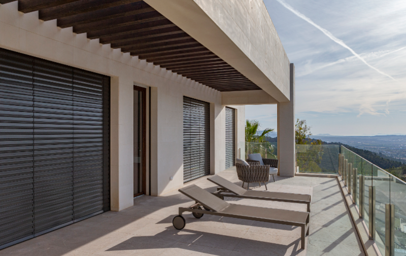 Installation de brise-soleil orientable de la marque Bandalux par L’ouverture Française.