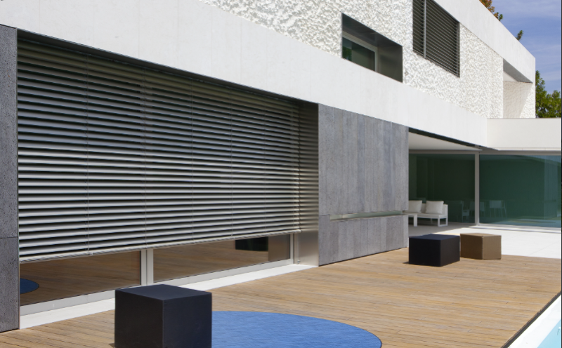 Installation de brise-soleil orientable de la marque Bandalux par L’ouverture Française.