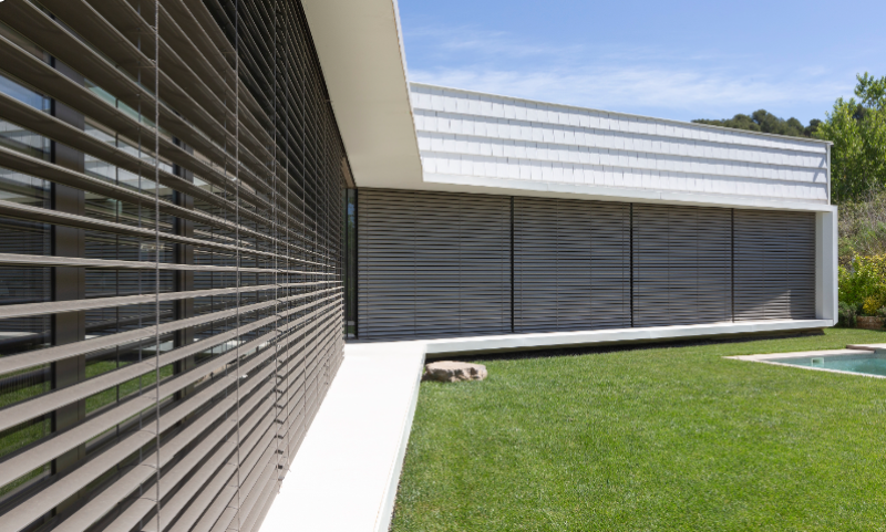 Pose de brise-soleil orientable de la marque Bandalux par L’ouverture Française.