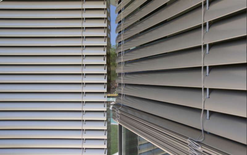 L'Ouverture Française a installé un brise-soleil réglable pour un client, proposant des solutions de menuiserie sur mesure.