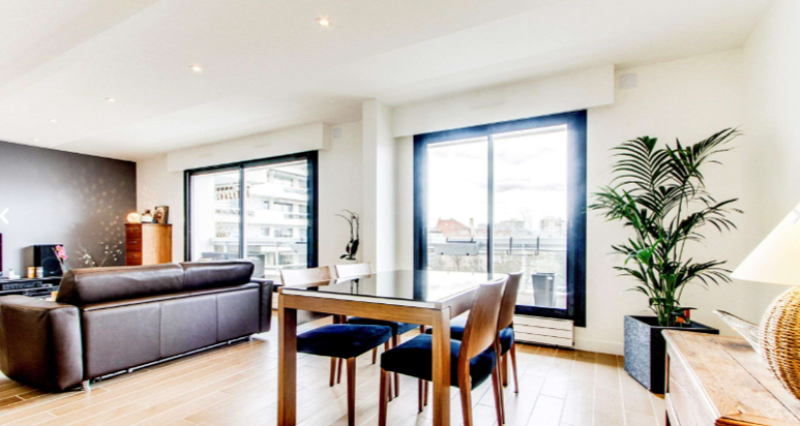 Découvrez la baie vitrée coulissante noire sur mesure à Aix la Duranne