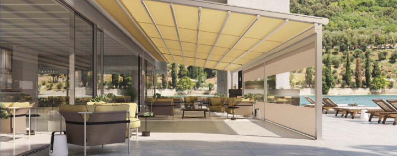 Les stores bannes avec les stores toile roulants électroniques sont disponibles dans des tailles variables.