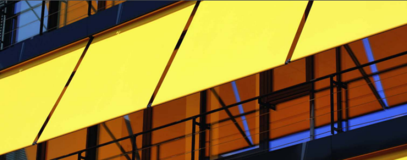 Des stores toile extérieurs à projection pour les fenêtres de l’appartement.