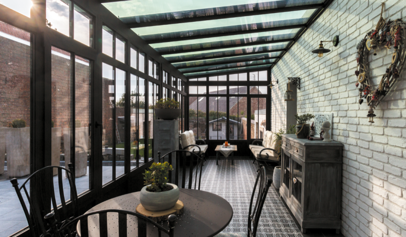 Elle dispose de deux portes à ouverture française vers l’intérieur, avec des portes-fenêtres fixes et des soubassements.