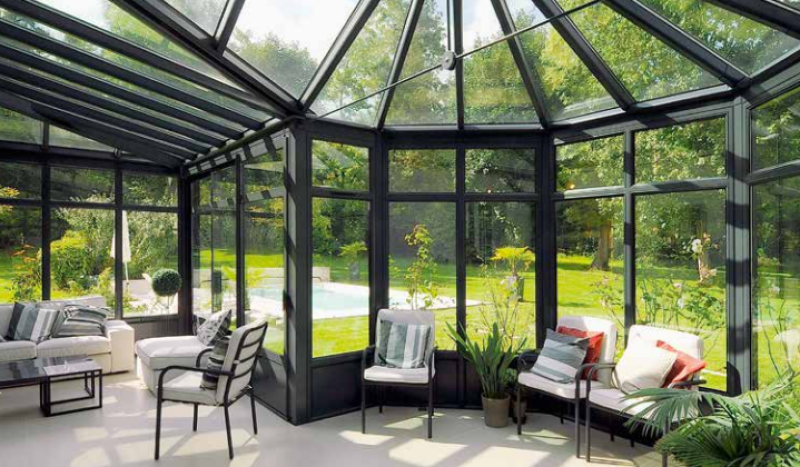 Les deux portes coulissantes sont vers le jardin du véranda, c’est un style contemporain.