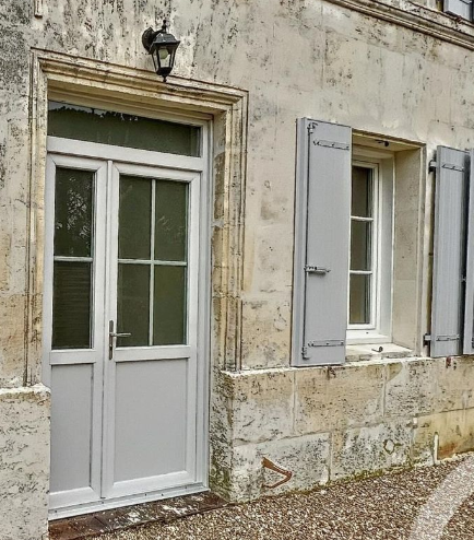 Installation de porte-fenêtre en bois à deux vantaux avec oscillo-battant à Cassis près de la Ciotat par L’ouverture Française.