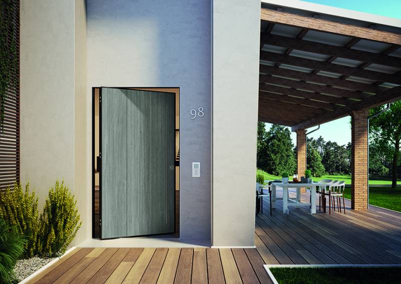 Installation de la porte d’entrée Dibi dans une maison par L'Ouverture Française.