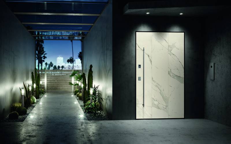 Installation de la porte d’entrée de la marque Dibi par L'Ouverture Française.