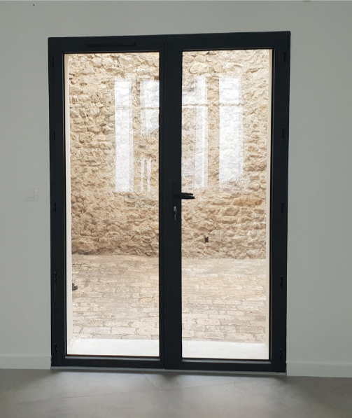 L'Ouverture Française font du menuiserie en Aluminium et Acier de Qualité,  nous avons récemment complété un installation d’une porte-fenêtre à deux vantaux.