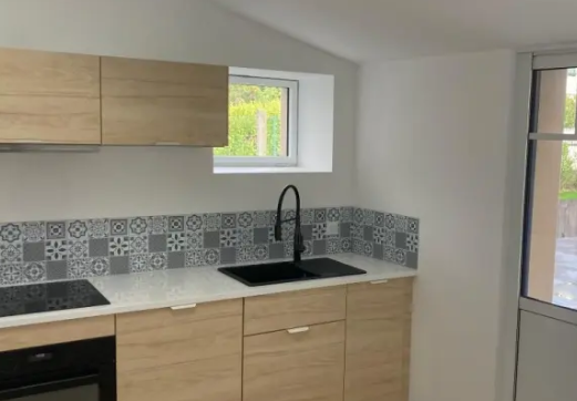 L'aluminium est toujours proposé dans les cuisines pour les fenêtres pour sa longévité et sa résistance à la corrosion.